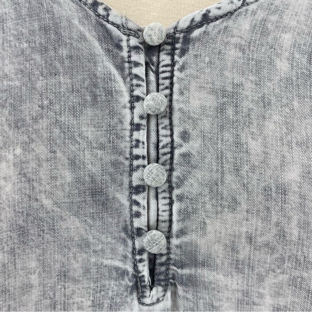 Jane + Delancey Gray Acid Wash Chambray Casual Boho Short Ruffle Sleeve Blouse - Picture 3 of 15